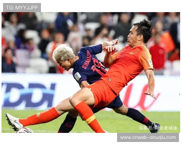 多特蒙德主场雪中谢场，球迷与球员互动感人瞬间