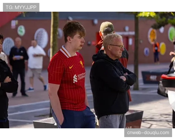 安菲尔德感人一幕:若塔幼子担任球童,裁判躬身击掌致敬 安菲尔德感人一幕:若塔幼子担任球童,裁判躬身击掌致敬